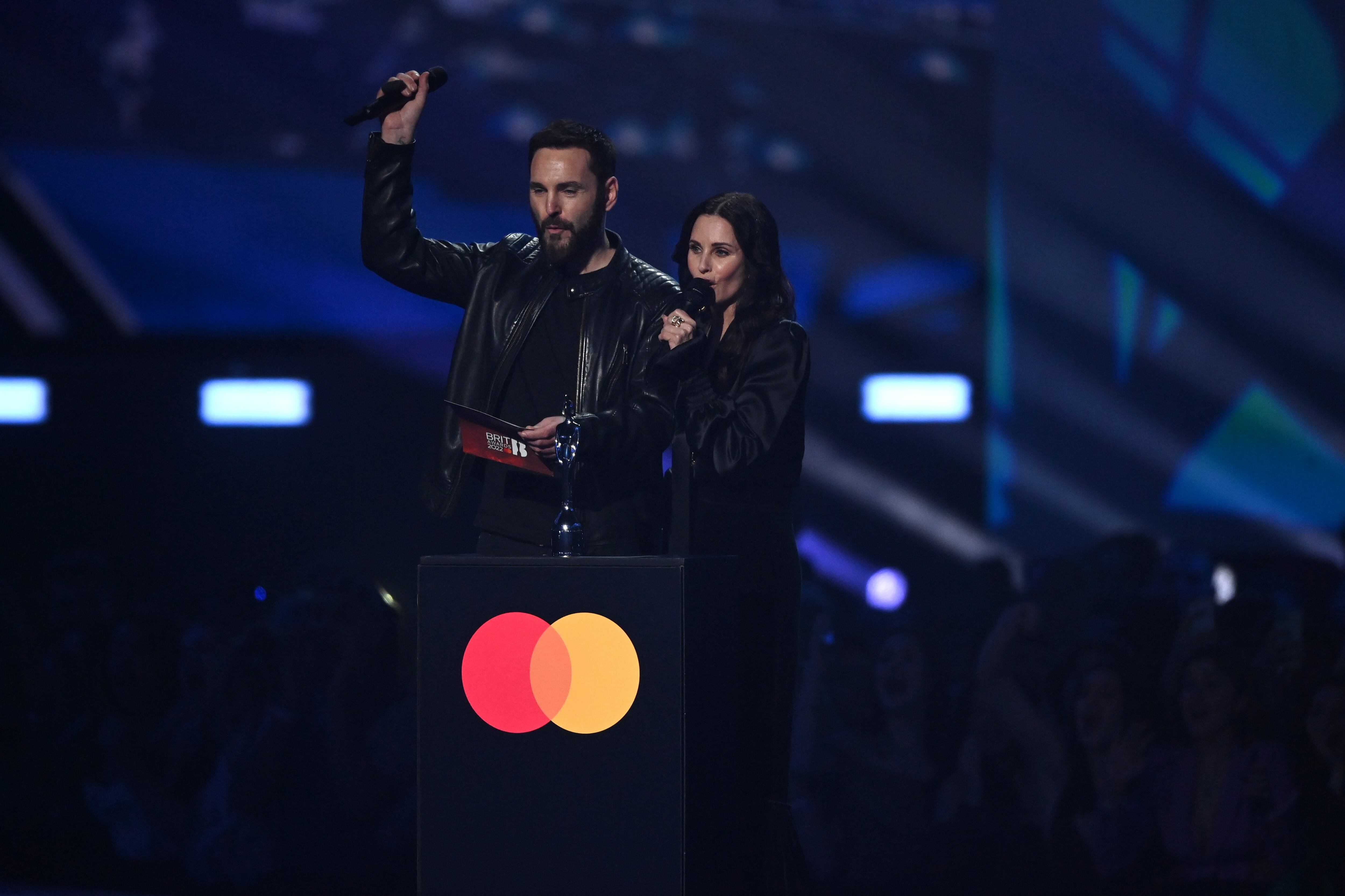 La actriz Courtney Cox (R) y el músico Johnny McDaid en la ceremonia