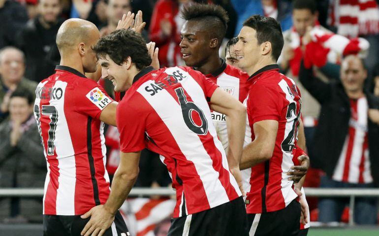 GRA543. BILBAO, .- El delantero del Athletic de Bilbao Iñaki Williams (2d) celebra con sus compañeros la consecución del segundo gol de su equipo en su partido ante el Levante correspondiente a la decimosexta jornada de la Liga BBVA disputado en San Mamés.EFE LUIS TEJIDO.