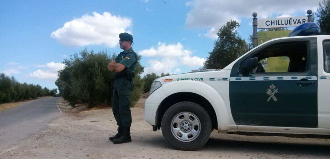 Un agente de la Guardia Civil trabajando contra el furtivismo en la provincia de Jaén.