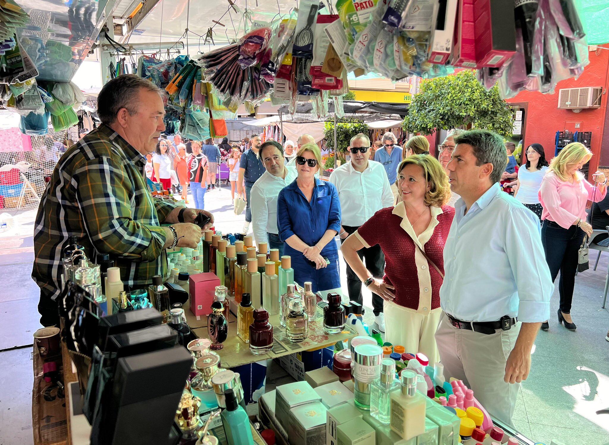 El president de la Generalitat, Carlos Mazón, en su visita a Almoradí