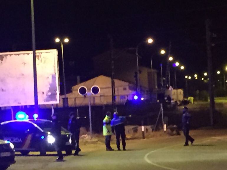 Imagen de la presencia policial esta mañana junto al paso a nivel de los Tres Pasos con motivo del inicio del cierre definitivo de dicha vía de comunicación.