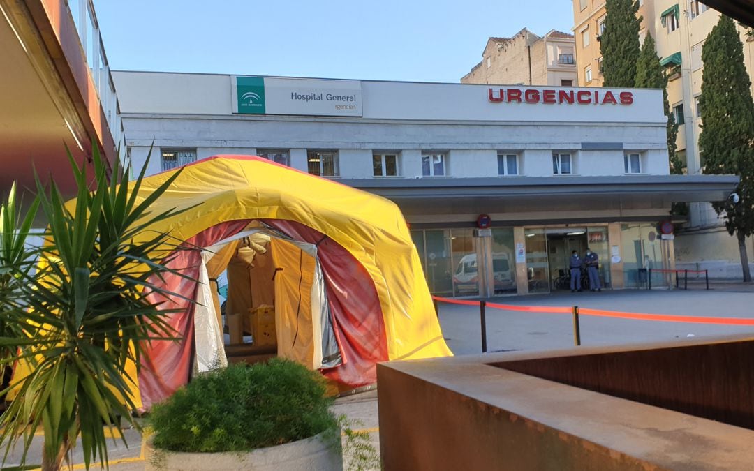 Carpa para la limpieza de personal de entrada y salida en el servicio de Urgencias del Hospital Virgen de las Nieves de Granada