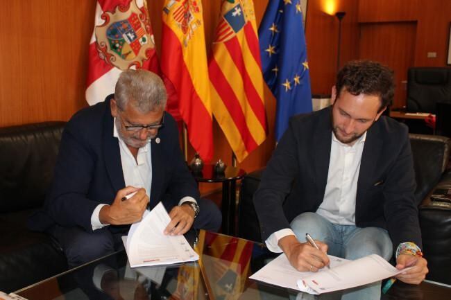 El rector de la Universidad de Zaragoza José Antonio Mayoral y el presidente de la DPH Isaac Claver han firmado el acuerdo