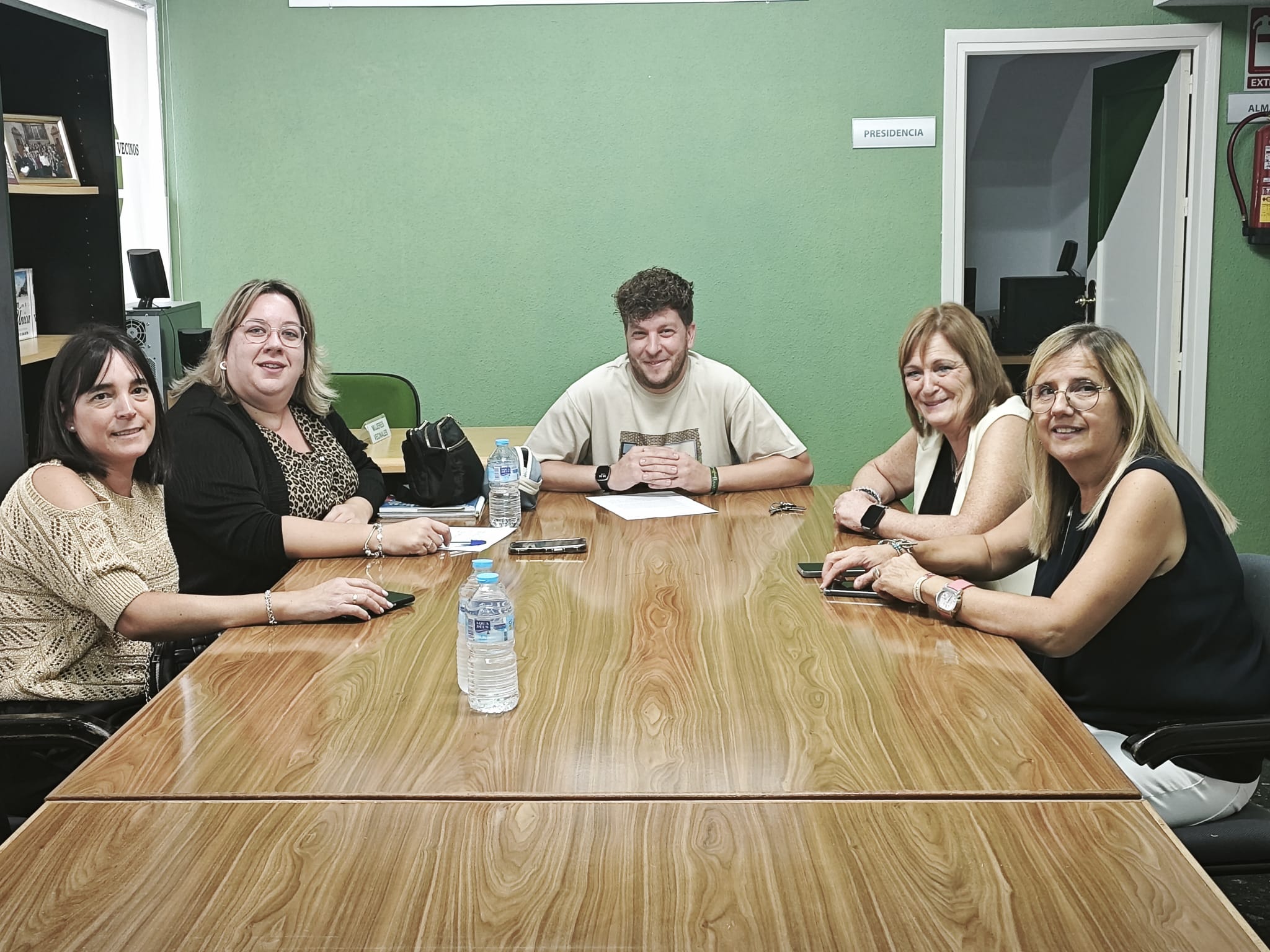 El presidente de OCO, Francisco Jesús Zuheros, acompañado de otras responsables vecinales.