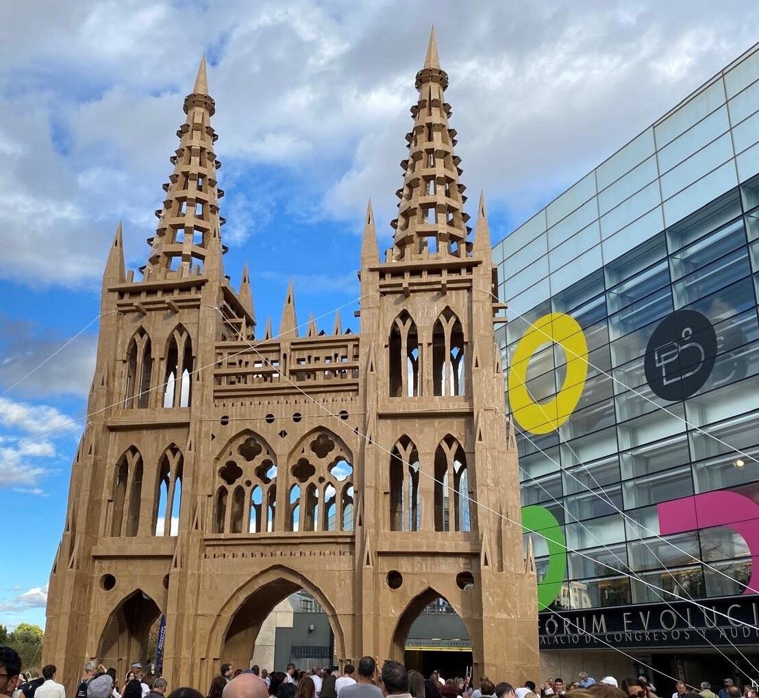 Tres toneladas de cartón reciclado se han empleado en esta réplica de la Catedral de Burgos