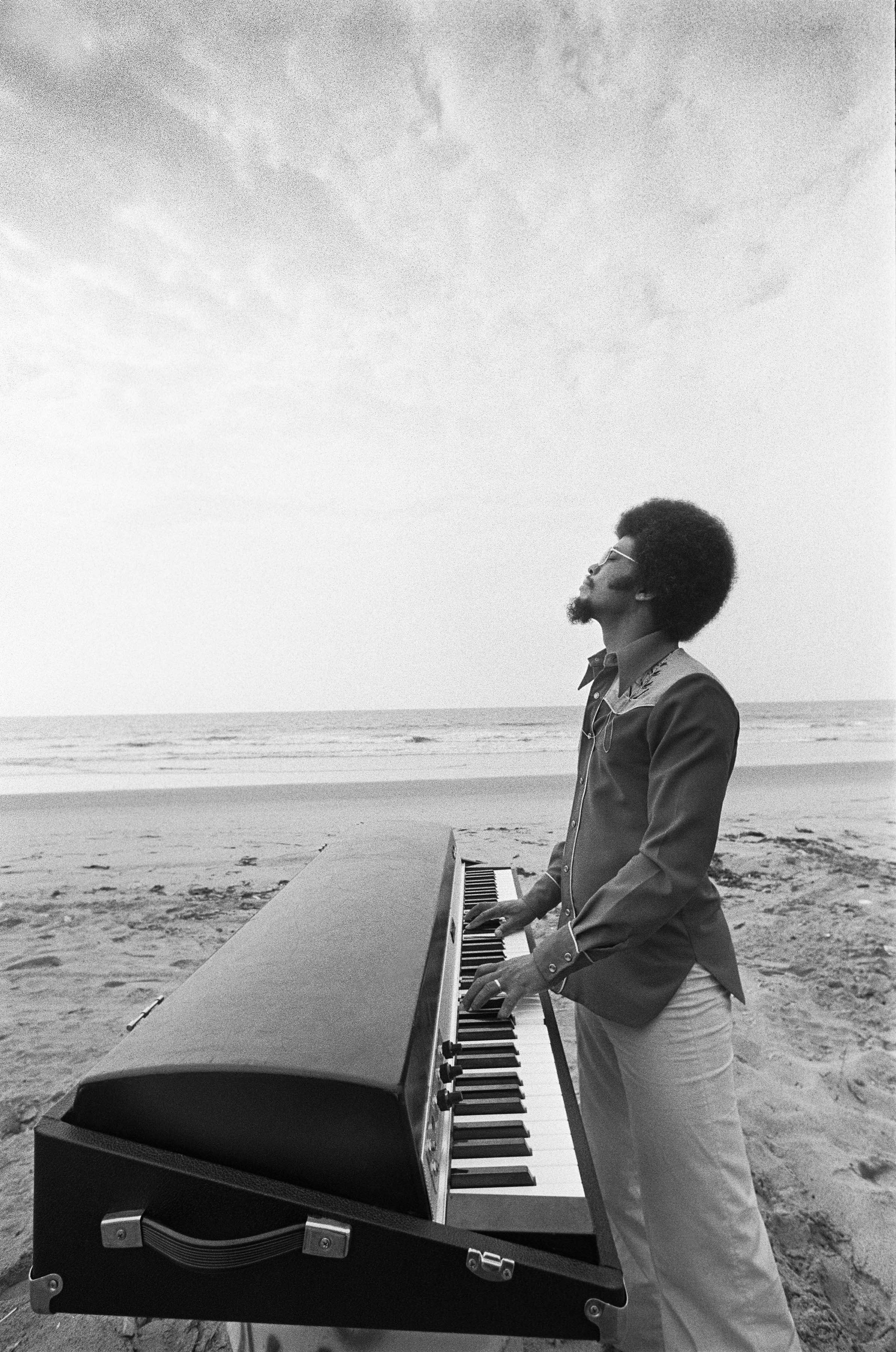 Herbie Hancock tocando el piano en la playa