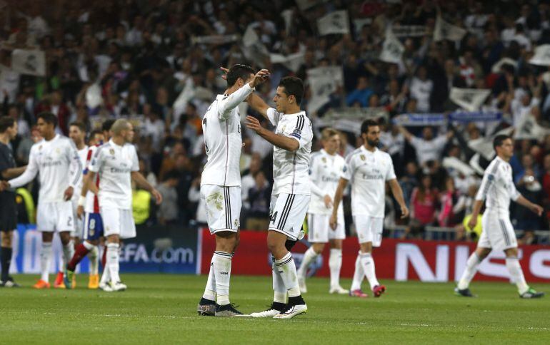 Cristiano y Chicharito se abrazan en el partido ante el Atlético