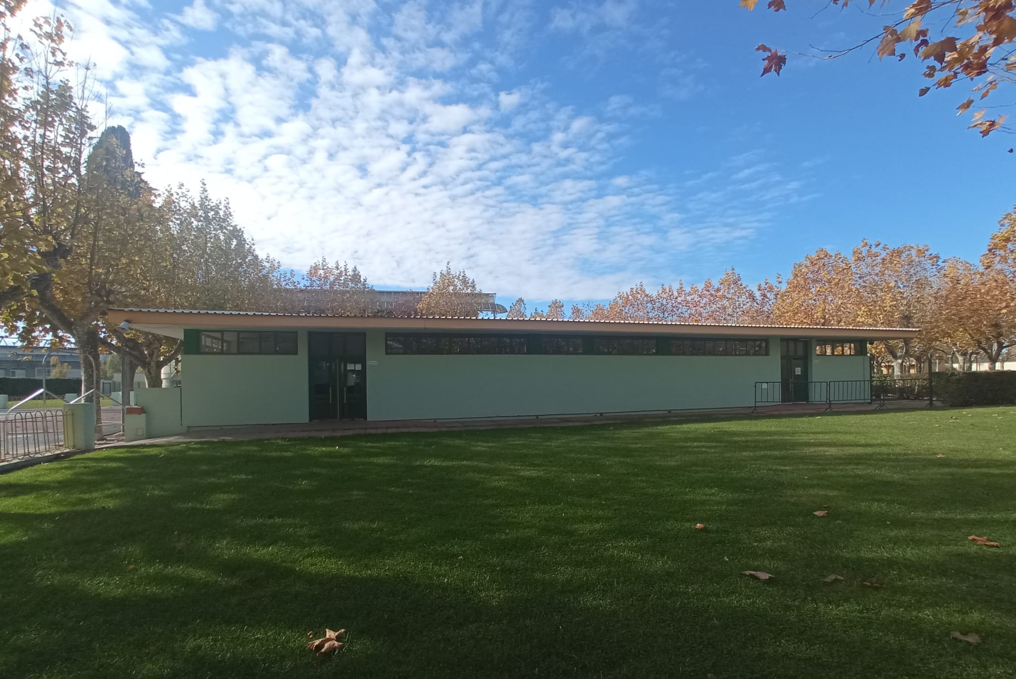 Edificio vestuarios piscinas San Jorge