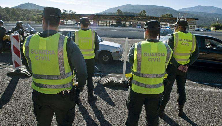 Agentes de la Guardia Civil en uno de los controles establecidos por los efectivos españoles 