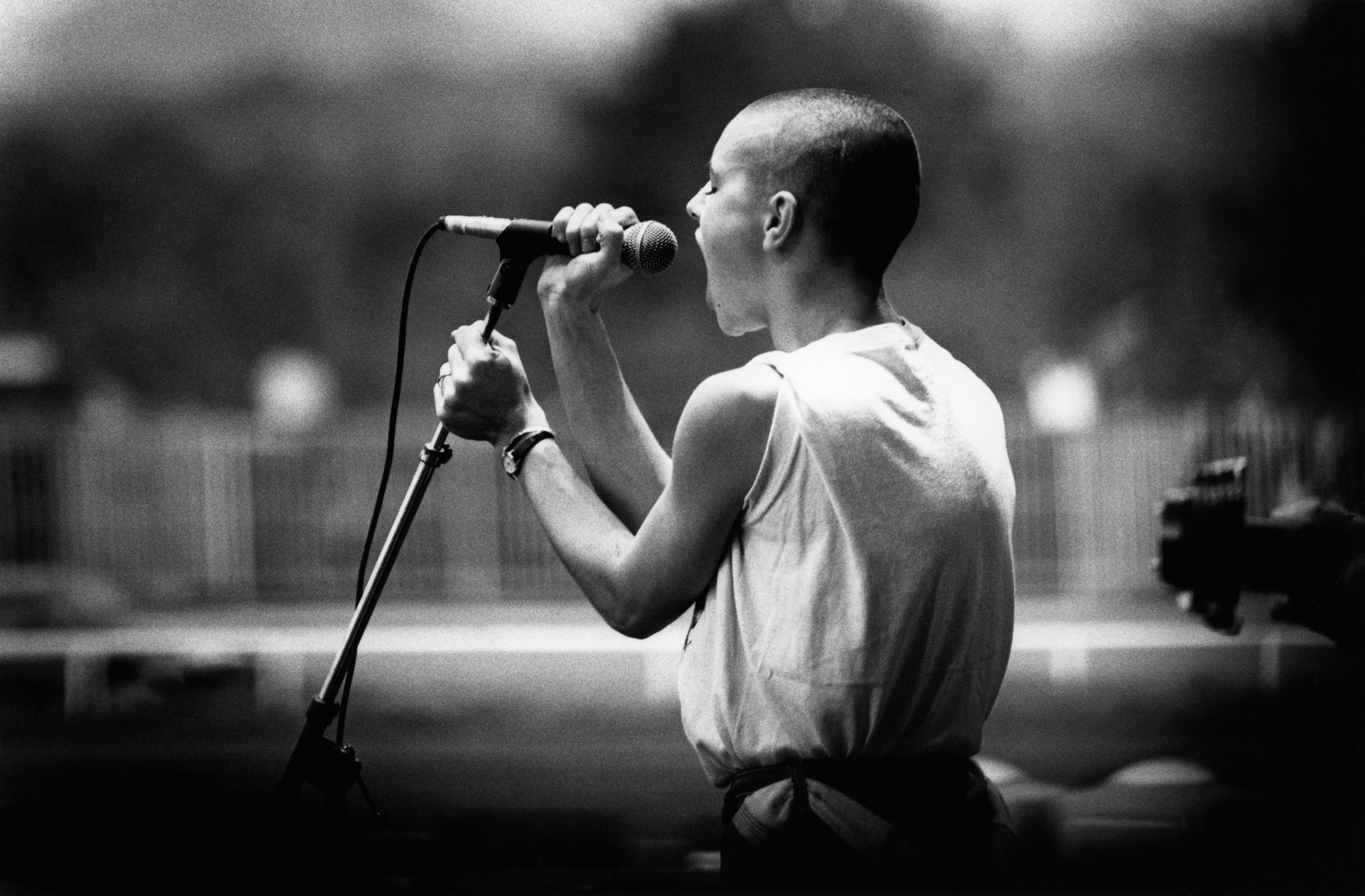 Sinead O&#039;Connor durante una actuación en 1991