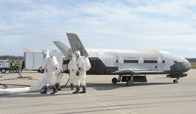 El Boeing X-37B Orbital Test Vehicle tras su aterrizaje en la base Vandenberg Air Force Base, California