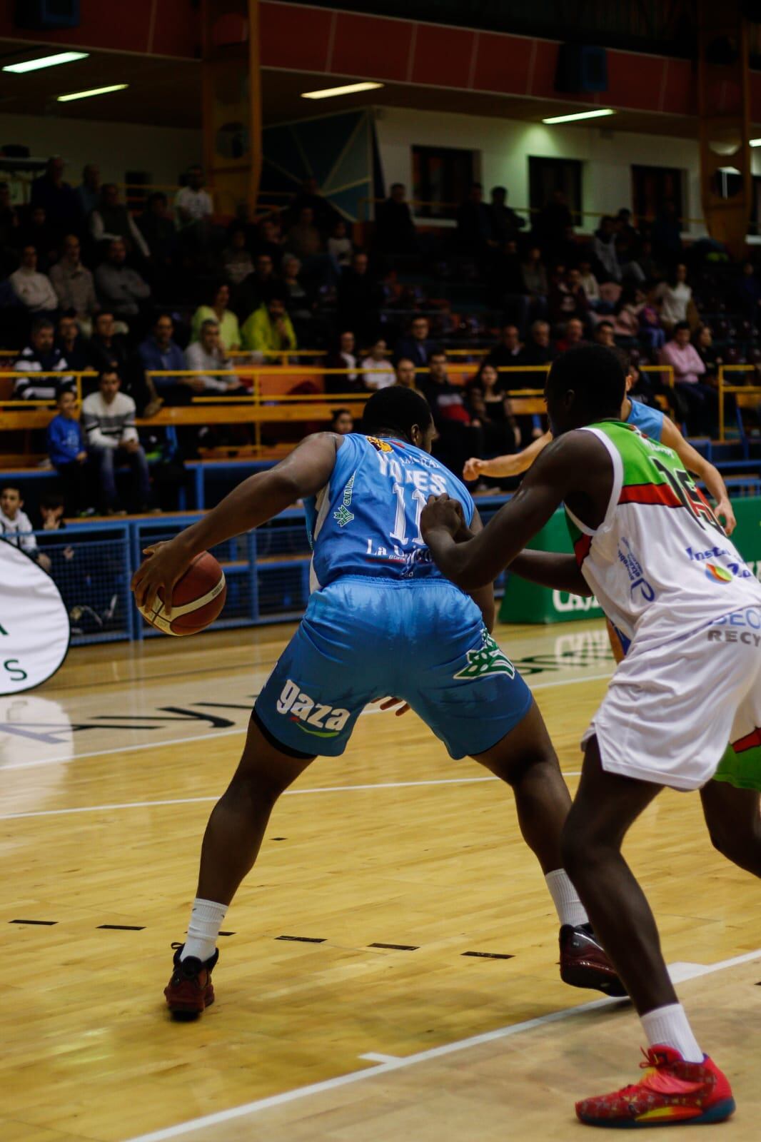 Evan Yates protege la bola