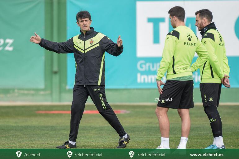 Pacheta da instrucciones ante Manuel Sánchez y Jony Ñíguez