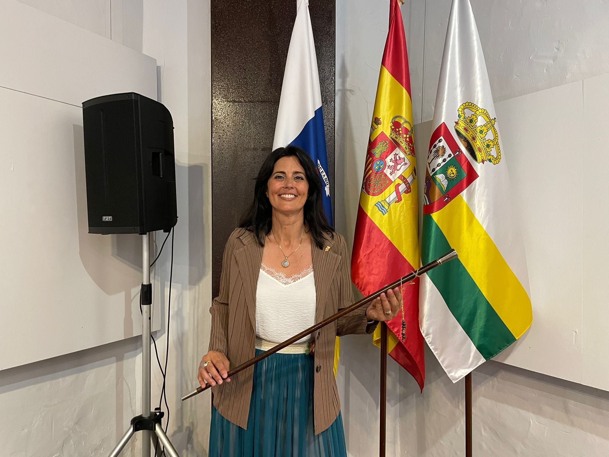 Evelia García con el bastón de alcaldesa de Haría.