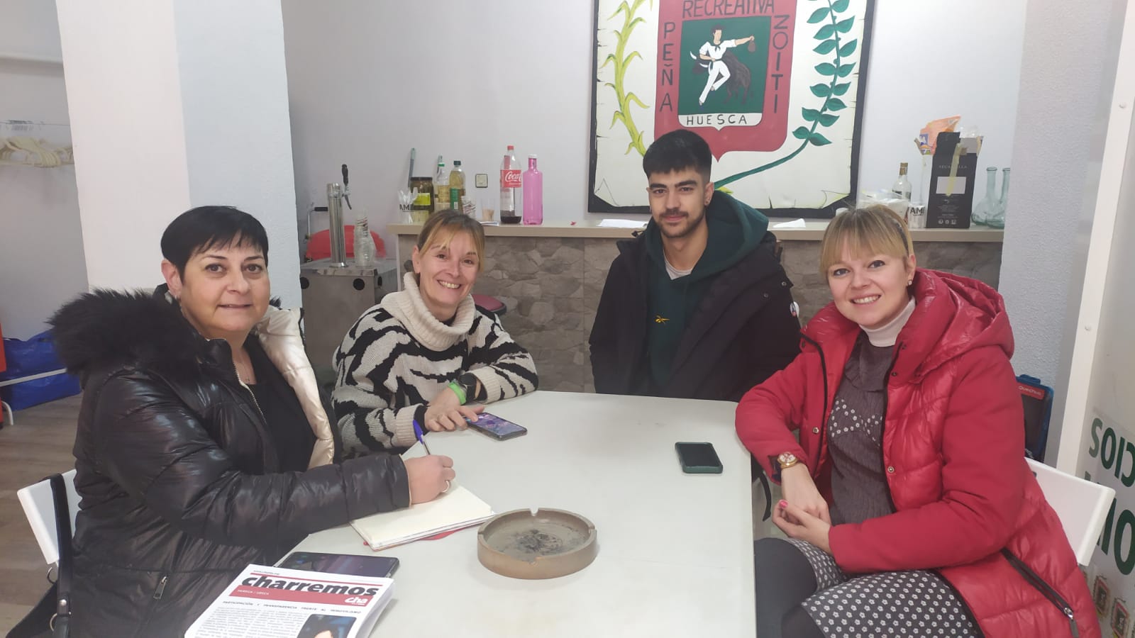 Sonia Alastruey, candidata de CHA, con representantes de las Peñas