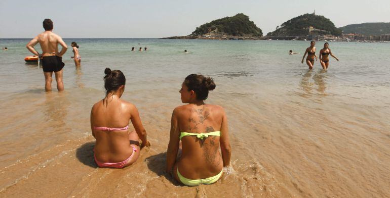 GRA301 SAN SEBASTIÁN, 30/06/2015.- Donostiarras y visitantes disfrutan en la playa de Ondarreta de San Sebastián de los cielos despejados y las altas temperaturas que han superado los 35 grados en las horas centrales del día. EFE/Juan Herrero.