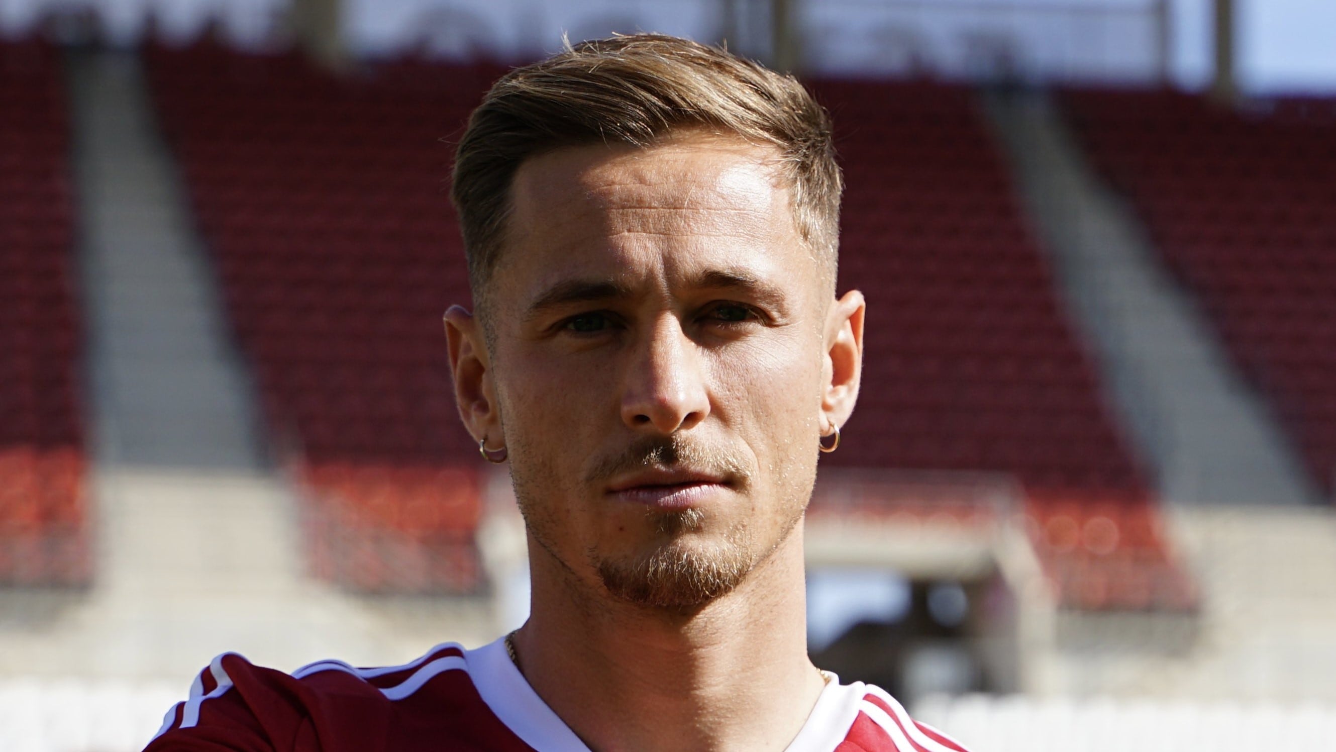 Isi Gómez, jugador del Real Murcia, renueva con el club grana. Fuente: Real Murcia