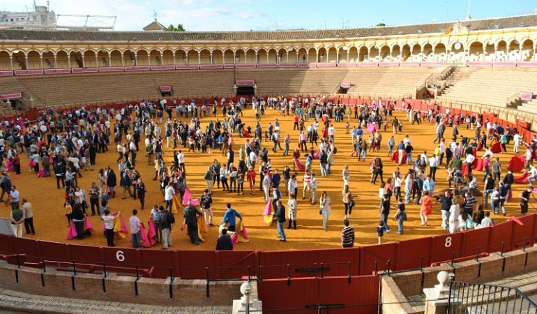 Imagen de archivo de la jornada celebrada el pasado año, en la que se llenó de aficionados el ruedo de la Real Maestranza de Caballería de Sevilla