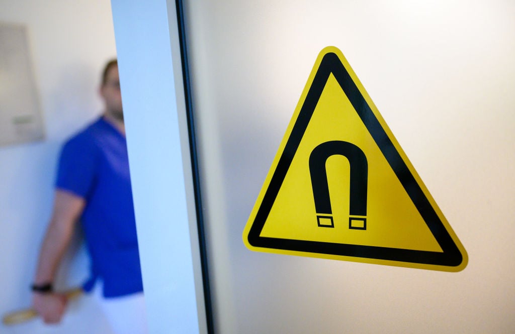 (Imagen de archivo) 20 February 2020, Baden-Wuerttemberg, Tübingen: A sticker warning of magnetic radiation is hanging at the entrance to a radio-oncology wing, where an MRI is located. Photo: Sebastian Gollnow/dpa (Photo by Sebastian Gollnow/picture alliance via Getty Images)