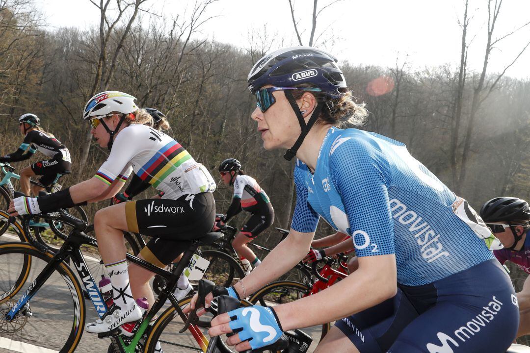 Sara Martin con los colores del Movistar Team.