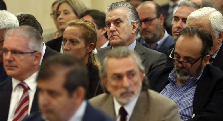 El extesorero del PP, Luis Bárcenas, junto a Francisco Correa, presunto cabecilla de la Trama Gürtel, durante el juicio en la sede de la Audiencia Nacional de San Fernando de Henares.