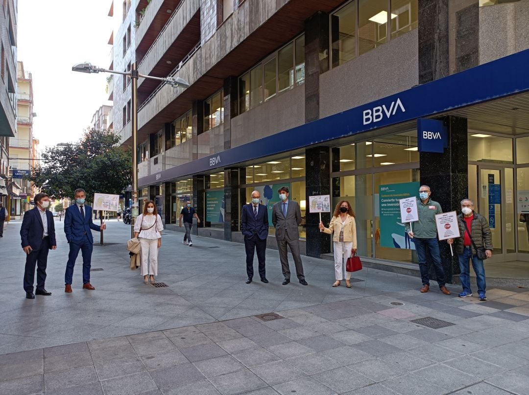 Algunos trabajadores se concentran a las puertas de la sucursal central en Ponferrada