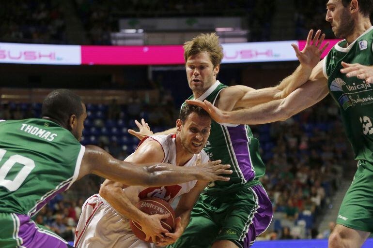 Stefansson, Golubovic y Thomas intentan detener al jugador del Cai Llompart