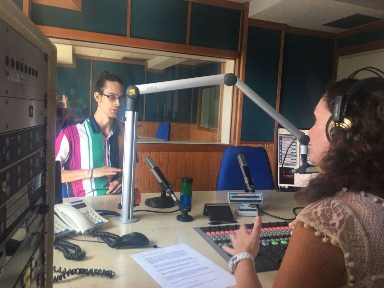 Pierre Delignies Calderón, pianista santanderino, en los estudios de la Cadena SER.