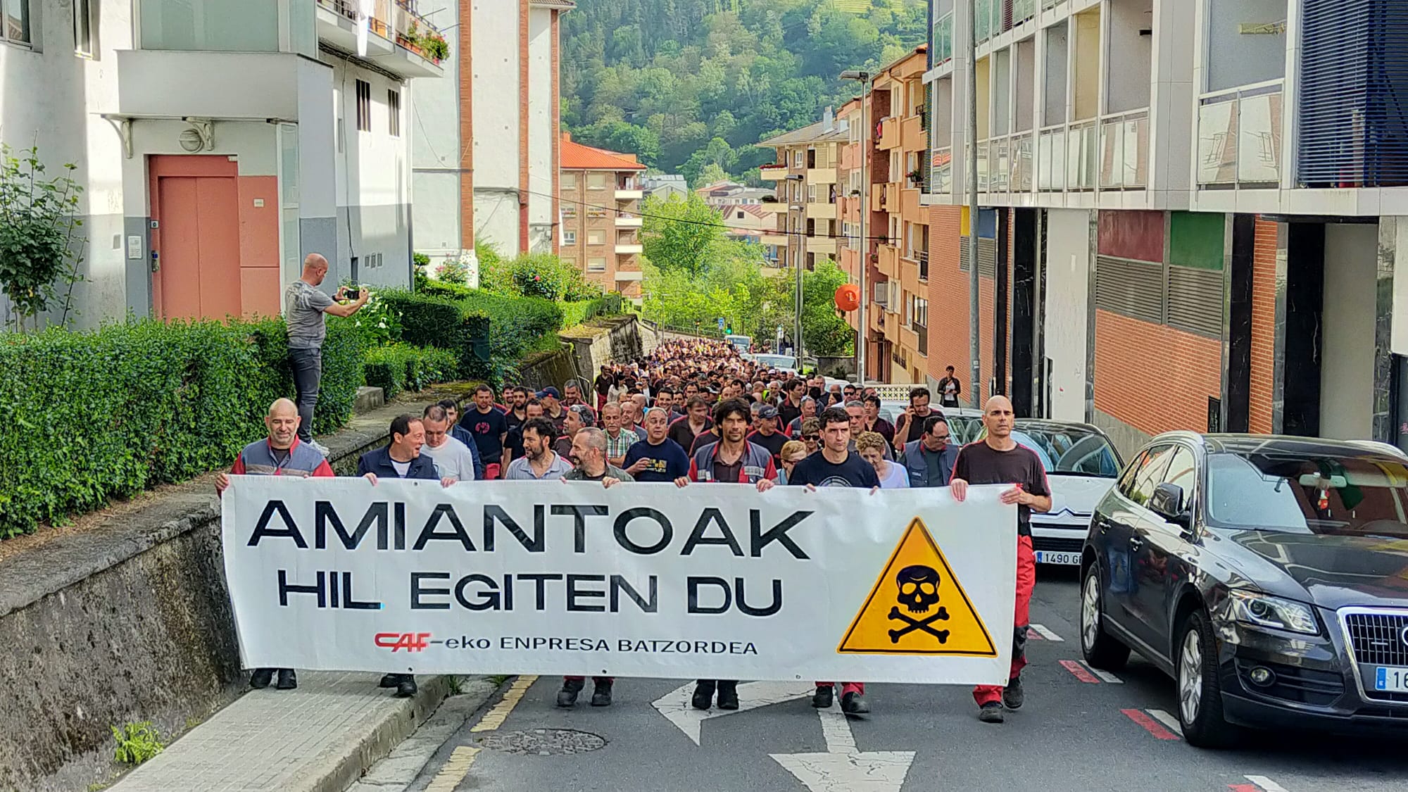Trabajadores de CAF se manifiestan en Beasain en homenaje a las víctimas del amianto.