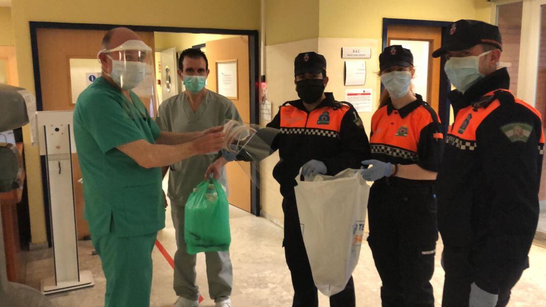 Voluntarios de Protección Civil hacen entrega de las viseras 3D a profesionales del hospital Alto Guadalquivir.