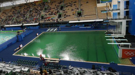 La piscina de saltos con un tono verde.