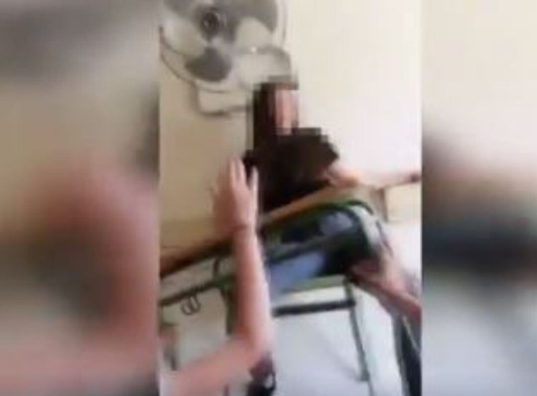 Una alumna del IES Albatera queda suspendida en el aire tras colgarse de un perchero.