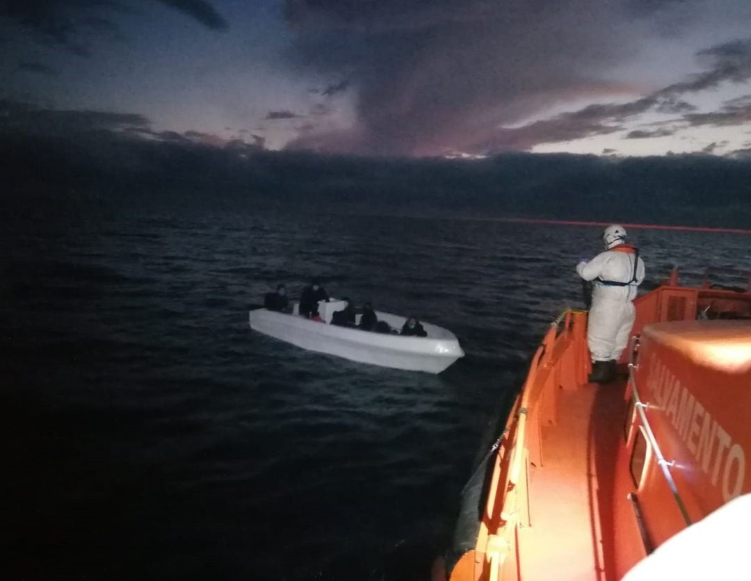Imagen de la operación de rescate de una patera en alta mar