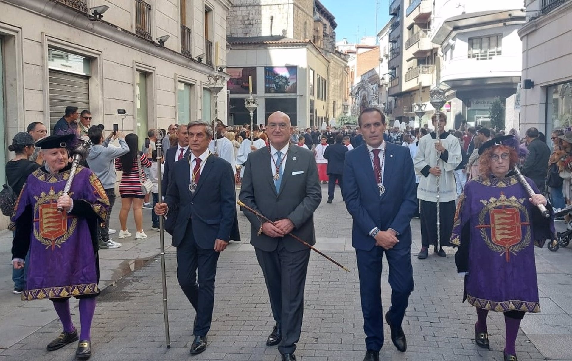 El alcalde de Valladolid, Jesús Julio Carnero, en la procesión de la Virgen de San Lorenzo junto al presidente de la Diputación, Conrado Íscar.