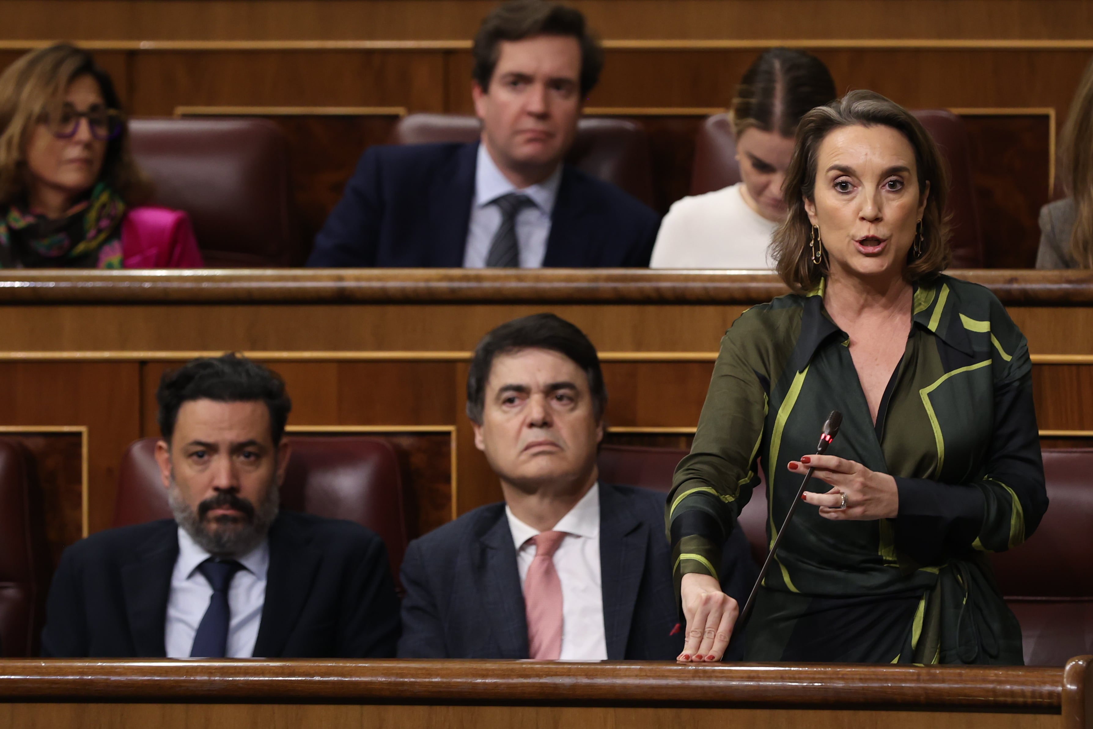 La portavoz del PP Cuca Gamarra (d) durante el pleno extraordinario del Congreso de los Diputados celebrado este jueves en Madrid.