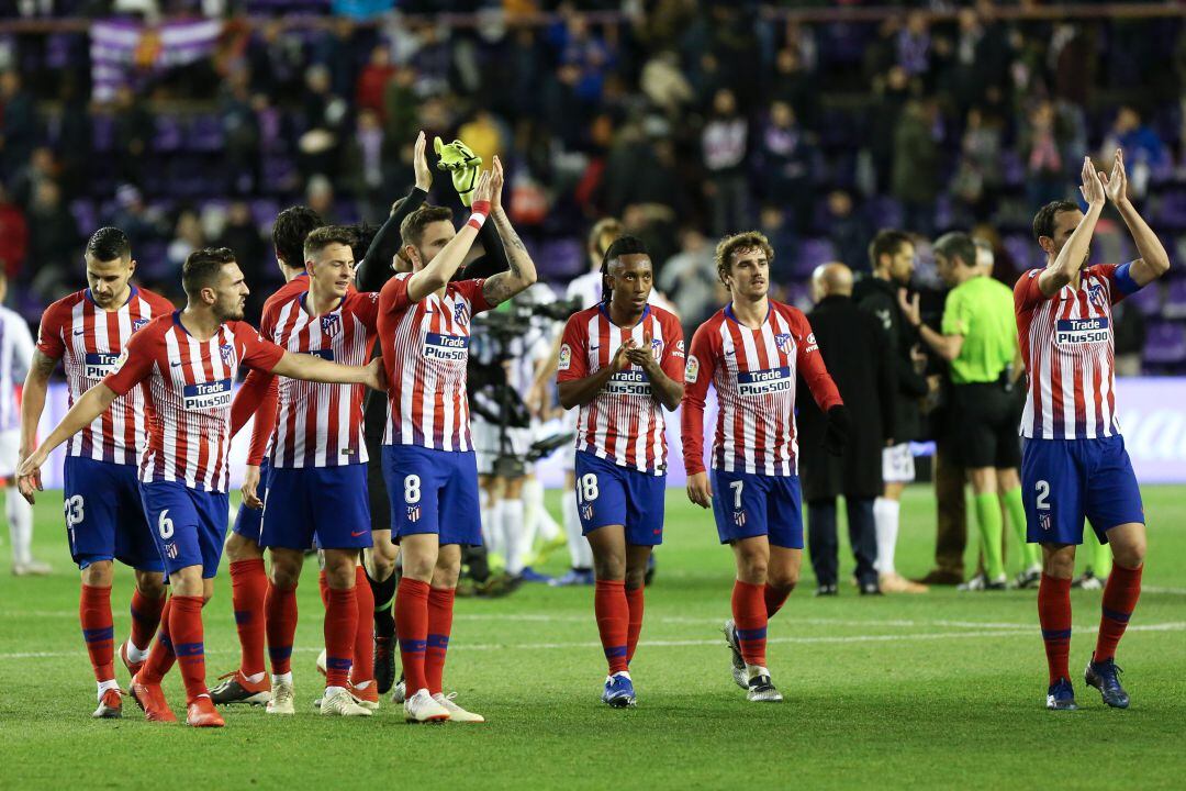 El Atlético saluda a su afición tras el término de un partido