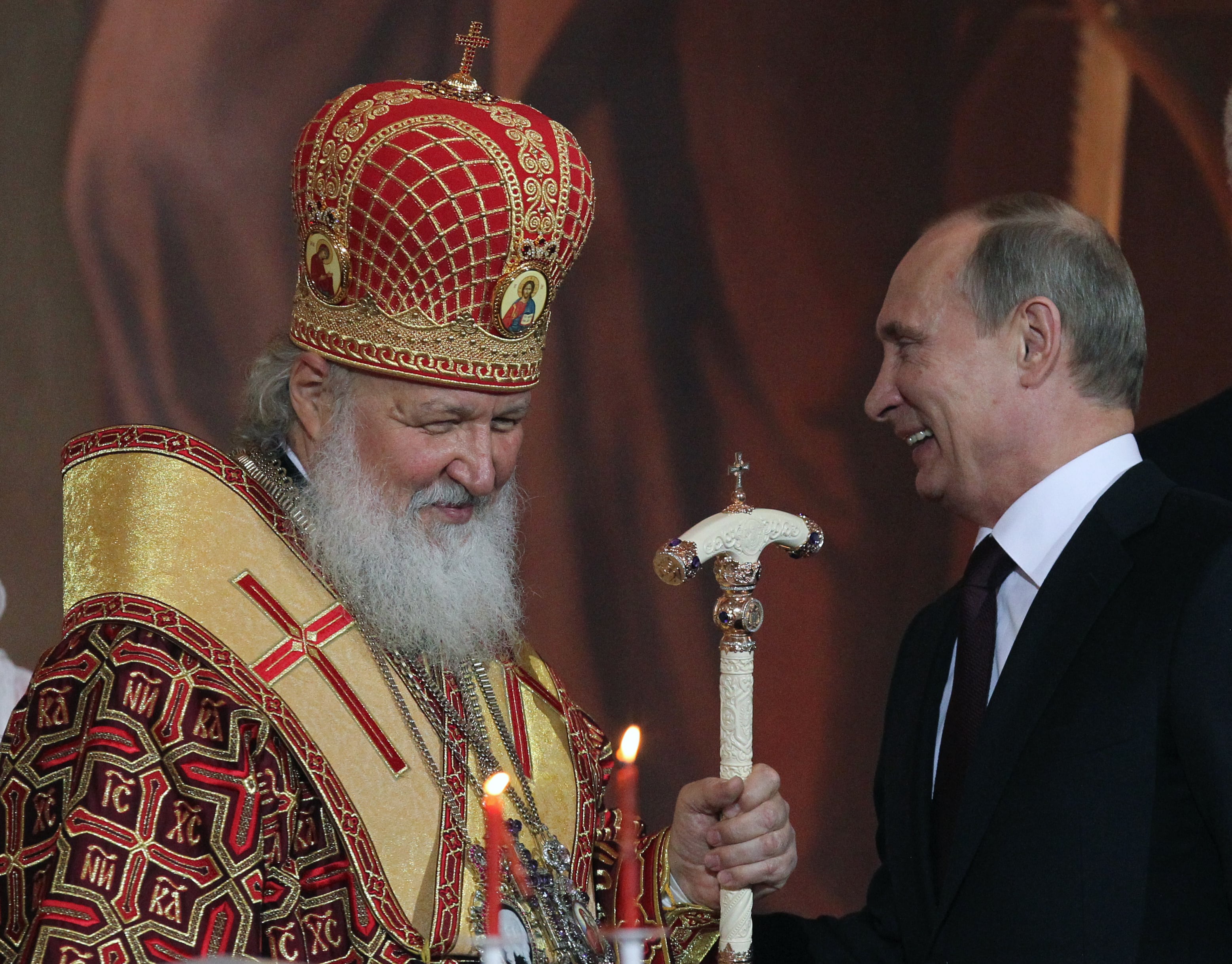 MOSCÚ, RUSIA - 5 DE MAYO: El patriarca ortodoxo ruso Kirill I (izquierda) y el presidente ruso Vladímir Putin asisten a la misa de medianoche de Pascua en la catedral de Cristo Salvador el 5 de mayo de 2013 en Moscú, Rusia. La Iglesia ortodoxa rusa celebra el domingo la Pascua. (Foto de Sasha Mordovets/Getty Images)