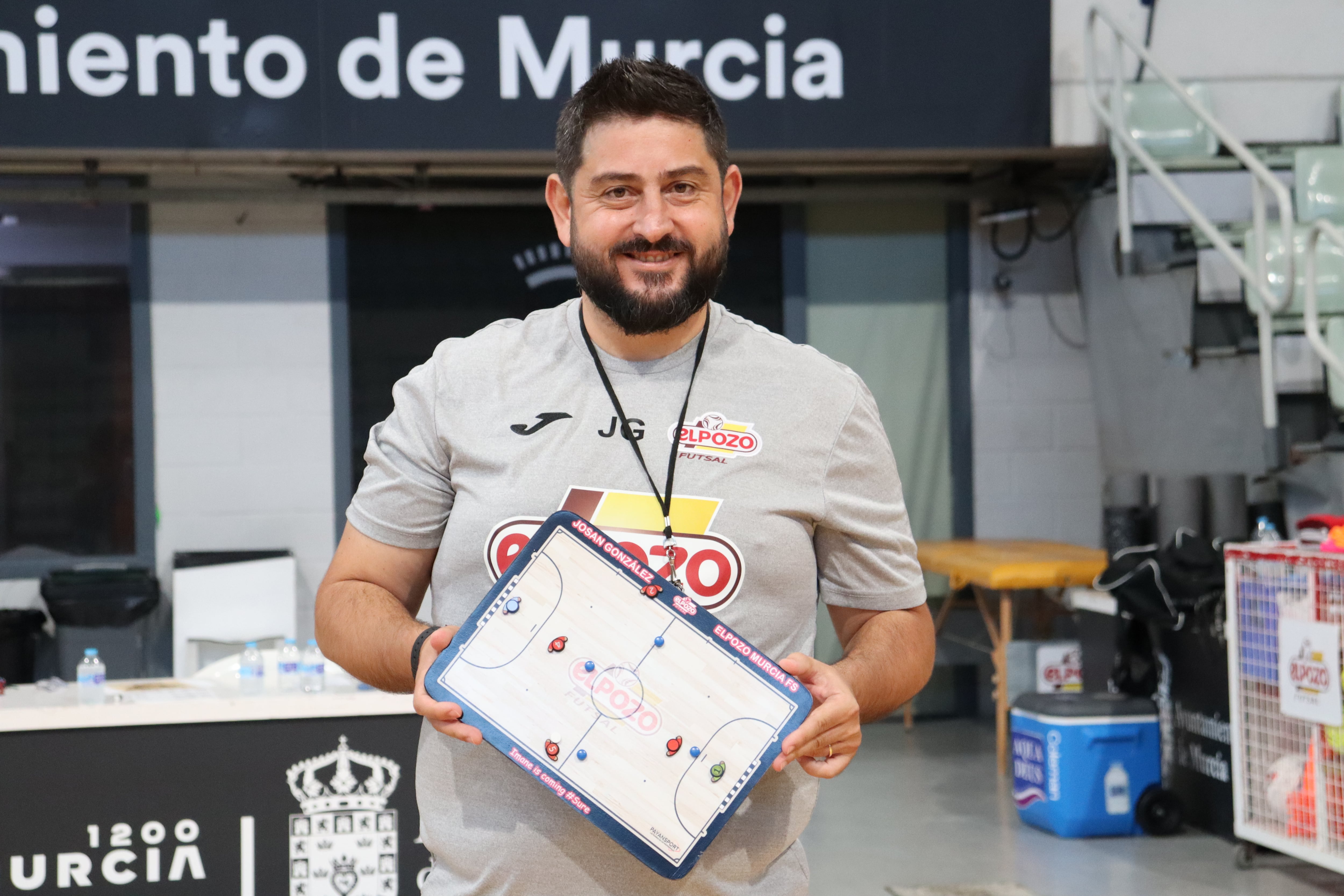 Josan González dirige el entrenamiento en la primera semana de la 2025-26.