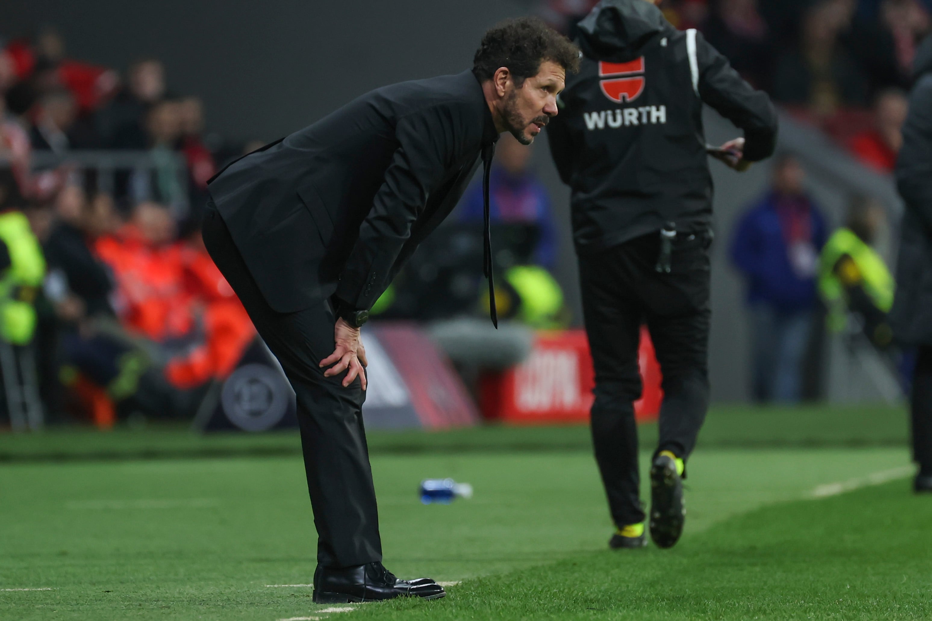 MADRID, 07/02/2024.- El técnico argentino del Atlético de Madrid, Diego Pablo Simeone, durante el encuentro correspondiente a la ida de las semifinales de la Copa del Rey que Atlético de Madrid y Athletic Club han disputado este miércoles en el estadio Metropolitano, en Madrid. EFE/Kiko Huesca.
