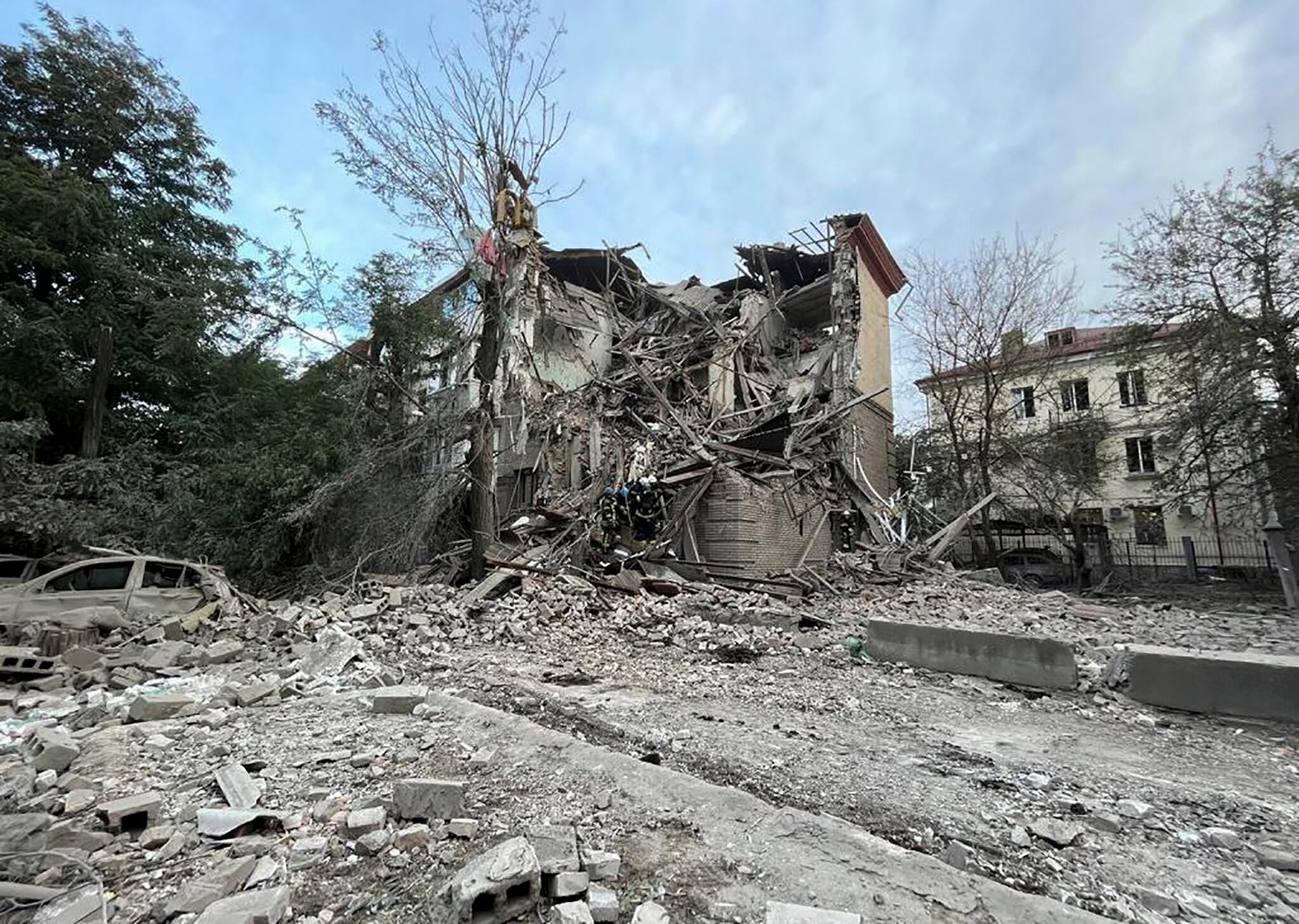 Imágenes tomadas por los servicios de emergencia ucranianos muestran el efecto de los bombardeos emprendidos por Rusia durante la pasada noche sobre edificios residenciales de Zaporiyia (Ucrania).