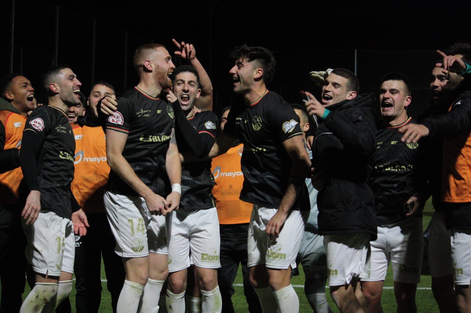 La plantilla de la SD Logroñés celebra la victoria del equipo en Tajonar ante Osasuna Promesas / SD Logroñés