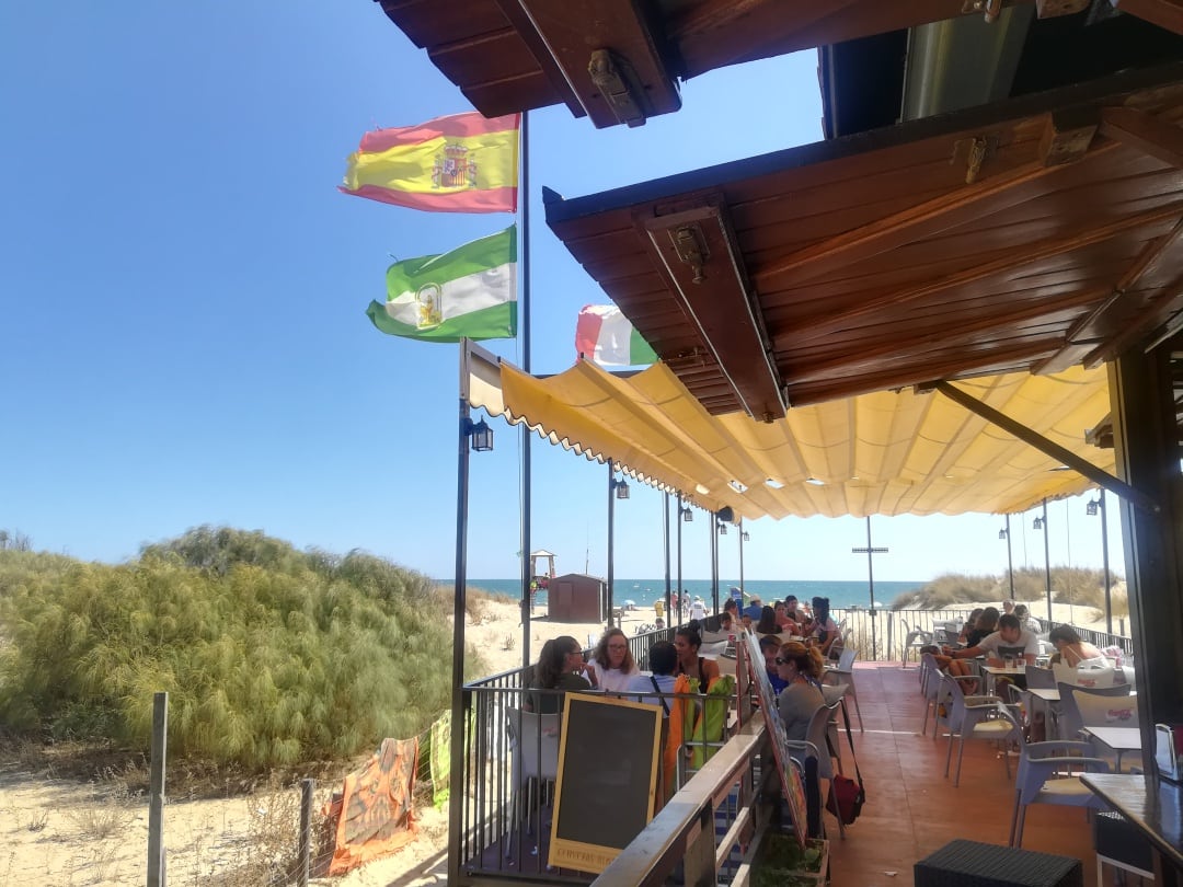 Terraza del Chiringuito Don Pedro, el único que existe en la playa de La Redondela