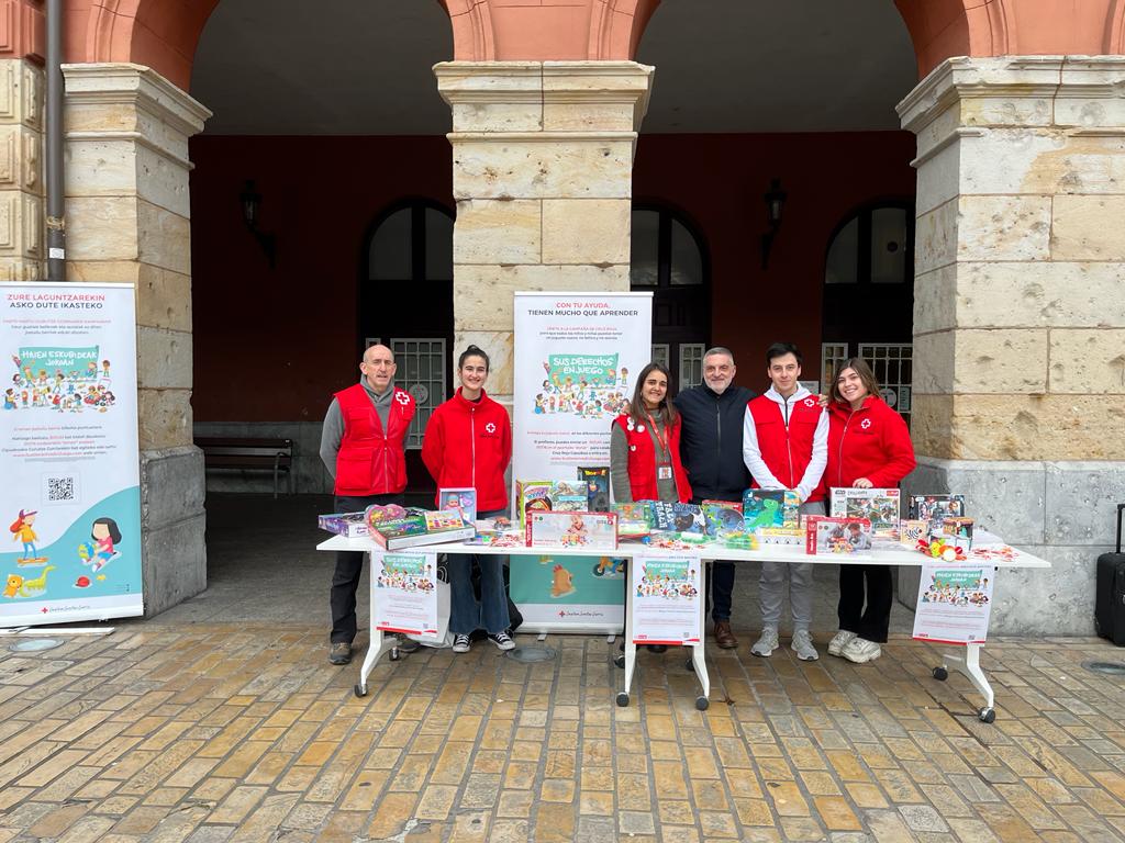 El programa &#039;Hoy por hoy Eibar&#039; se ha emitido en directo este lunes desde la plaza de Unzaga