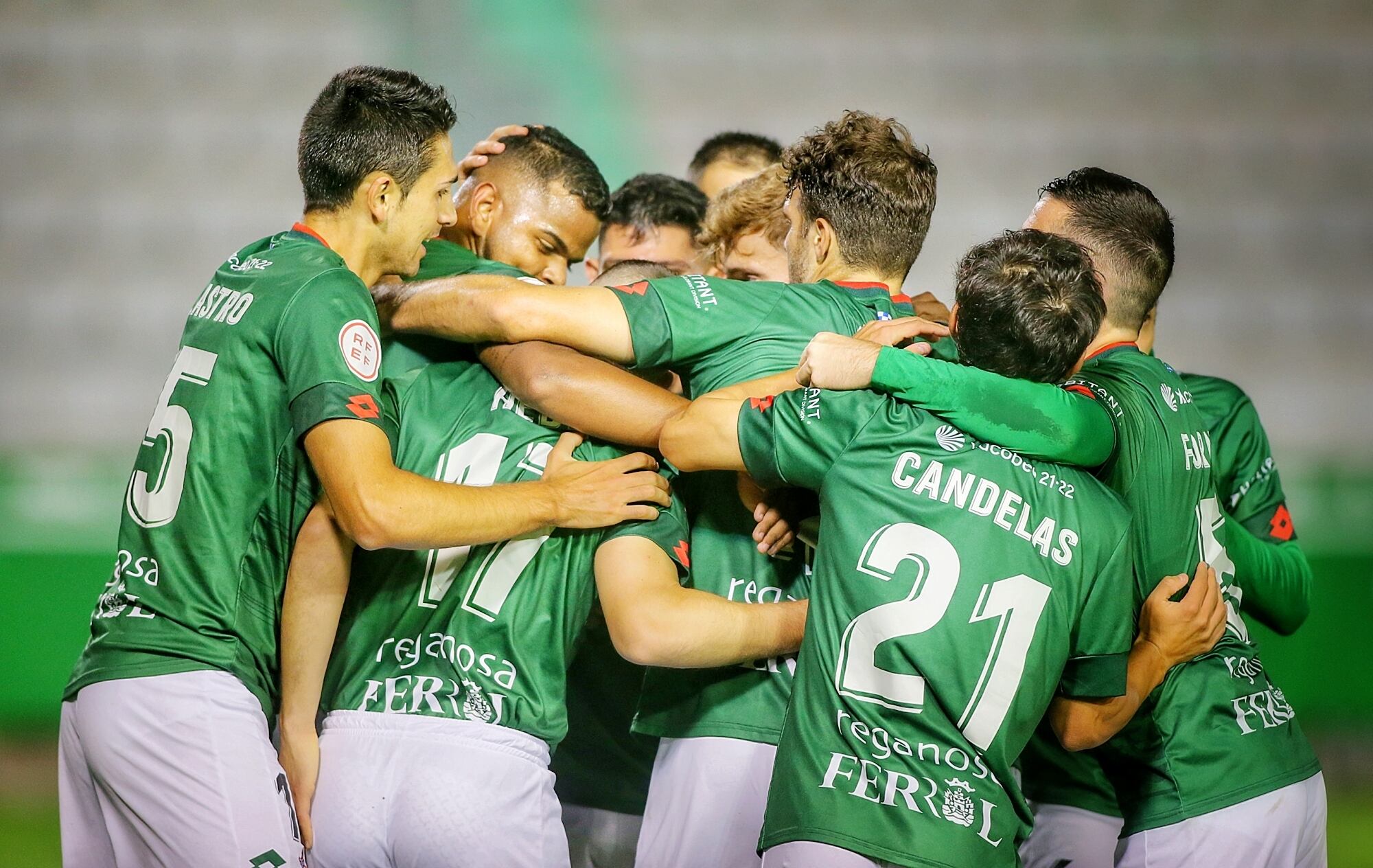 Los jugadores del Racing celebran un gol ante la Cultural Leonesa esta temporada en A Malata