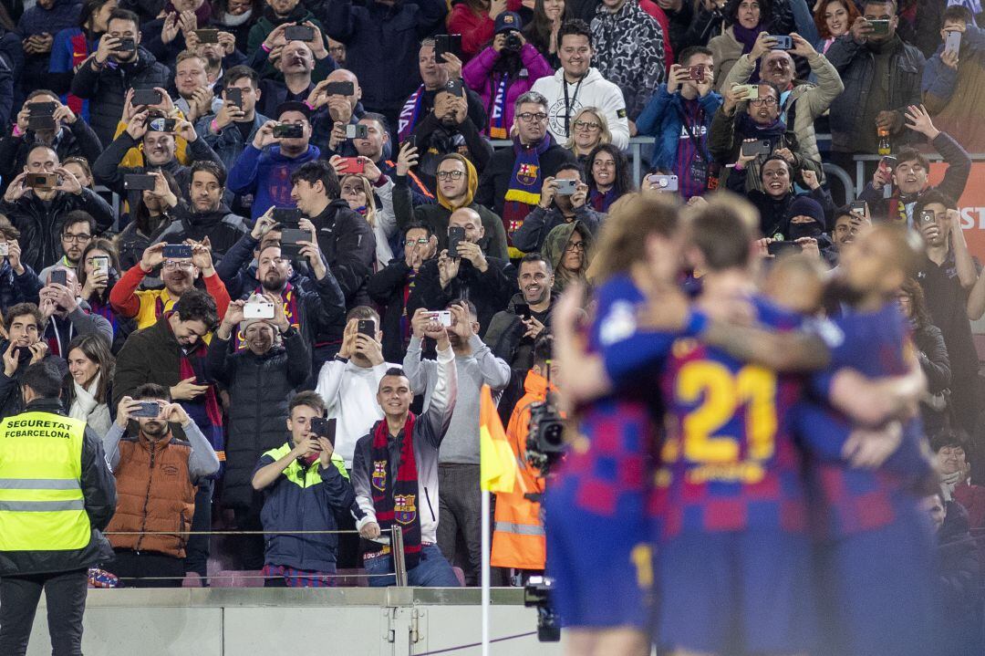 Los jugadores del Barcelona celebran un gol en el Camp Nou.