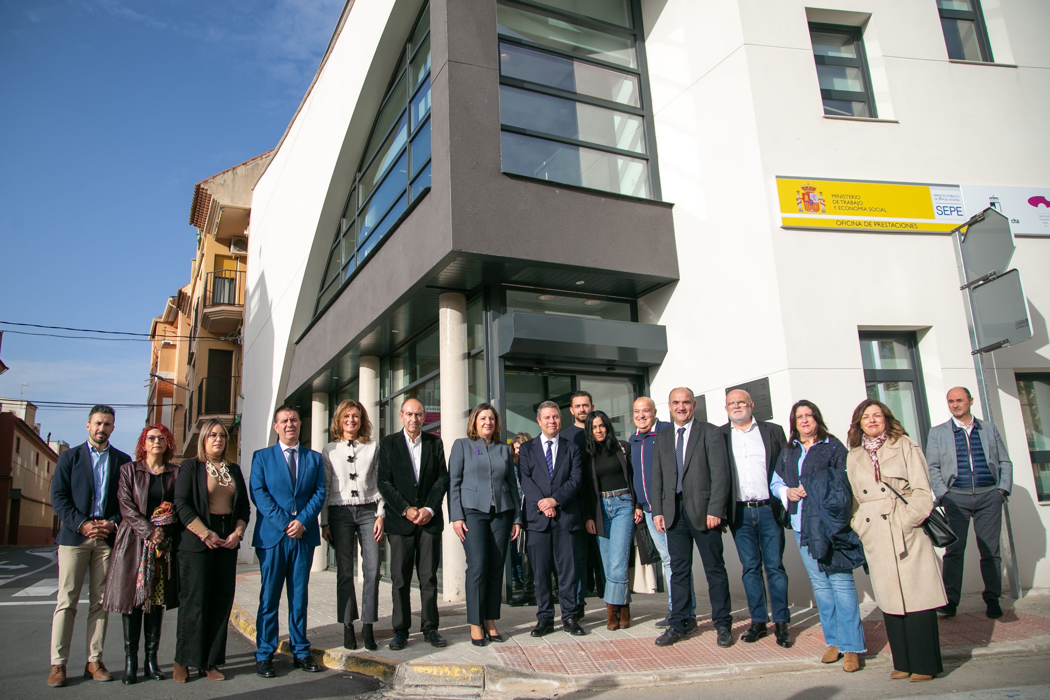 Foto de familia de la inauguración del centro