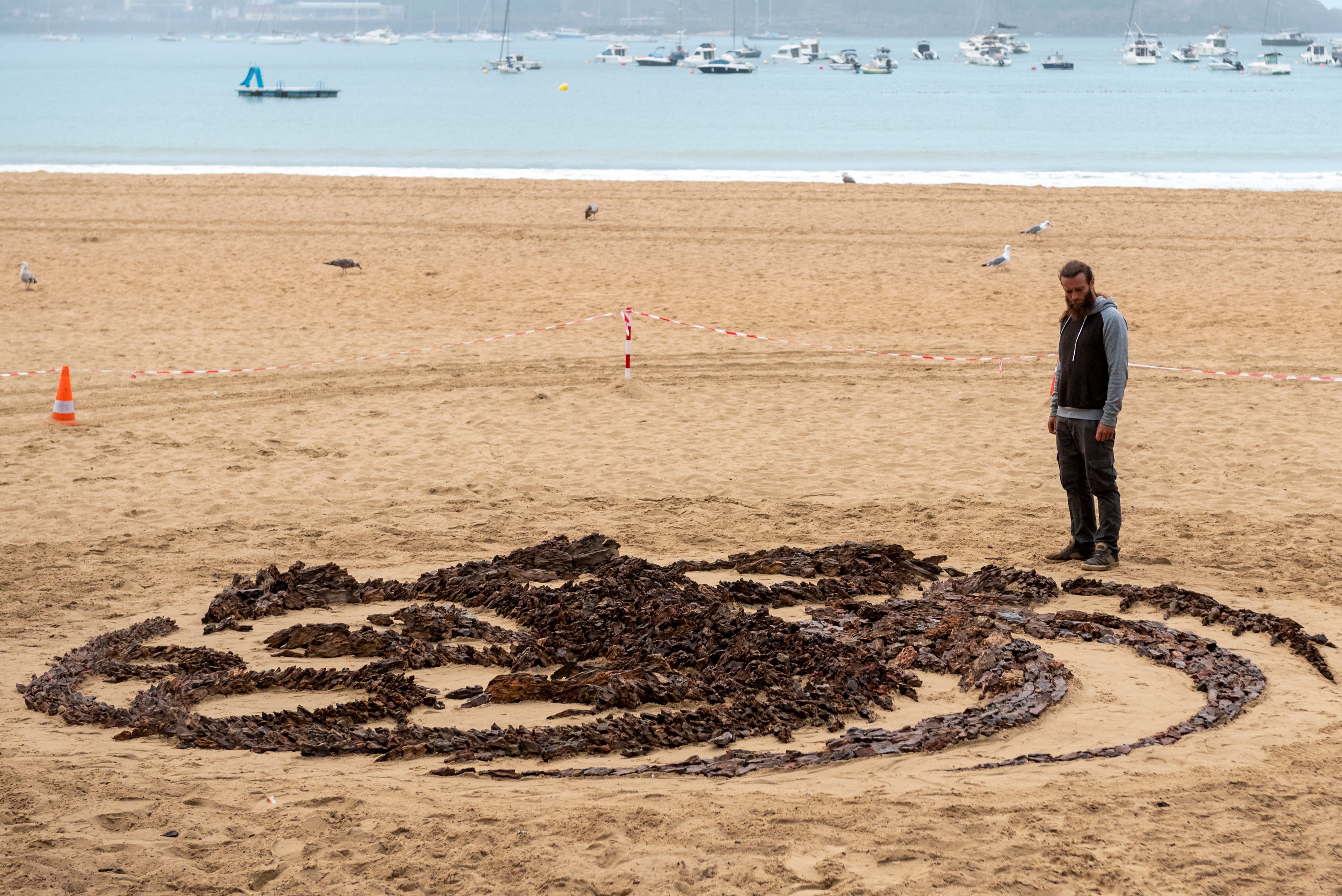 El escudo de los Targaryen se convierte en una obra de arte en la playa de La Concha para promocionar el estreno de la serie ‘La Casa del Dragón’, la precuela de ‘Juego de Tronos’