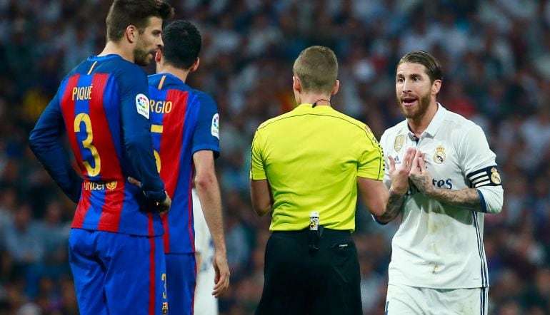 Hernández Hernández expulsa a Sergio Ramos en el último Clásico de la Liga.