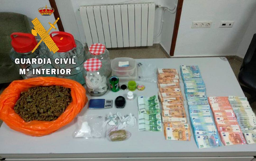 Material incautado por la Guardia Civil en la investigación llevada a cabo en un domicilio de Arjona.