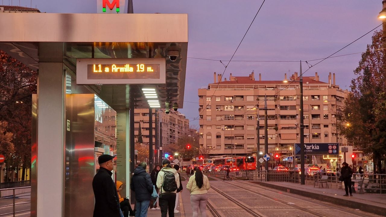 Parada &quot;Caleta&quot; del metro de Granada con un panel que informa de la llegada del tren en un tiempo irreal, dado el fallo general del servicio la mañana del 17 de diciembre de 2024